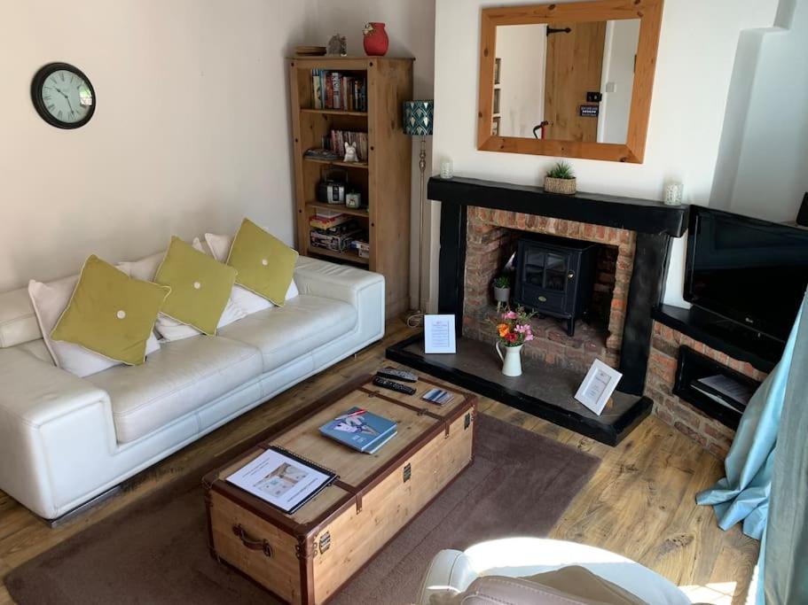 Award Winning Pet Friendly Paddock Cottage Whitby Exterior photo