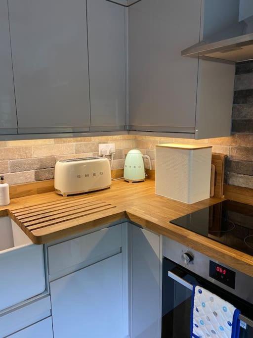 Award Winning Pet Friendly Paddock Cottage Whitby Exterior photo