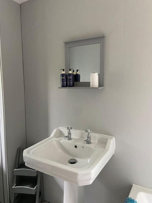Award Winning Pet Friendly Paddock Cottage Whitby Exterior photo